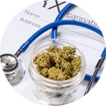 Rezept,  Stethoskop und Cannabisblüten